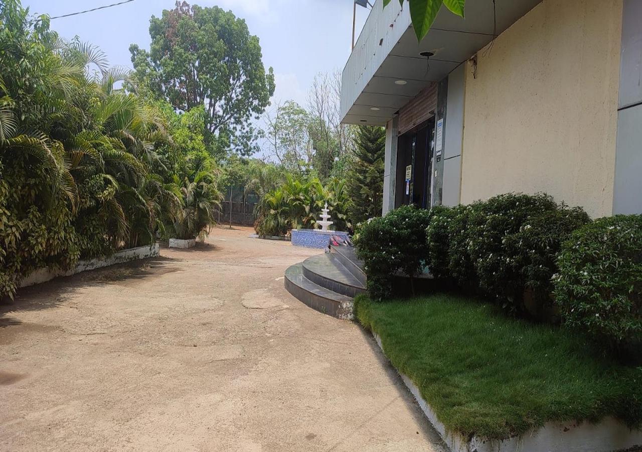Hotel Metro Palace Resort Karjat Exterior foto